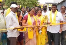 నర్సీపట్నం మున్సిపాలిటీలో మూడు వార్డుల్లో పద్మావతి ముమ్మర పర్యటన