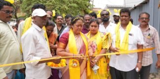 నర్సీపట్నం మున్సిపాలిటీలో మూడు వార్డుల్లో పద్మావతి ముమ్మర పర్యటన