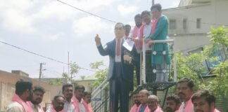 అంబేద్కర్ విగ్రహానికి వినతిపత్రం అందజేత