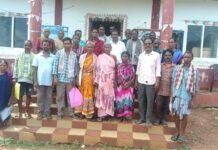 నెట్వర్క్ సమస్యతో పెన్షన్ దరఖాస్తుదారుల అవస్థలు