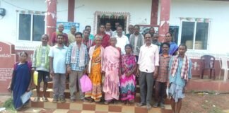 నెట్వర్క్ సమస్యతో పెన్షన్ దరఖాస్తుదారుల అవస్థలు