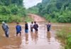 కాలువ దాటాలంటే సాహసమే!:బత్తునూరు కాలువపై బ్రిడ్జి నిర్మించండి