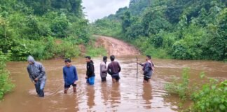కాలువ దాటాలంటే సాహసమే!:బత్తునూరు కాలువపై బ్రిడ్జి నిర్మించండి
