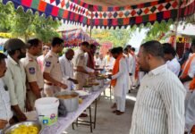 అన్నదానం పరబ్రహ్మ స్వరూపం: కమిషనర్ ఆళ్ల శ్రీనివాస్ రెడ్డి, ఏసీపీ తిరుపతిరెడ్డి