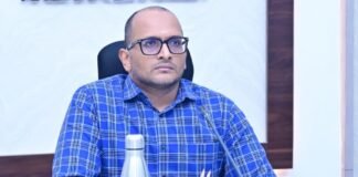 భారీ వర్షాల నేపథ్యంలో నేడు విద్యాసంస్థలకు సెలవు