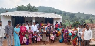 గున్నమామిడి వీధిలో 60 మందికి దుస్తుల పంపిణీ