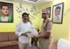 ఎమ్మెల్యే ఏలూరిని మర్యాదపూర్వకంగా కలిసిన కారంచేడు ఎస్ఐ పులిగోపి