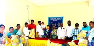 గ్రామ పంచాయతీ సిబ్బందికి దసరా కానుకగా దుస్తులు పంపిణీ