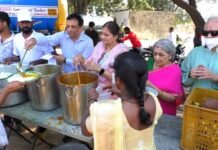 బసవతారకం క్యాన్సర్ ఆస్పత్రి వద్ద పేదలకు అన్నదానం