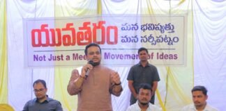 యువత గల్లీ గొడవలు వదిలి రాజకీయాల్లోకి రావాలి