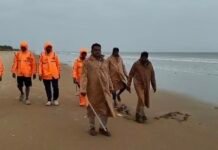 అర్ణబ్ తుఫాన్ నేపథ్యంలో సముద్ర తీరంలో పోలీసుల గస్తీ